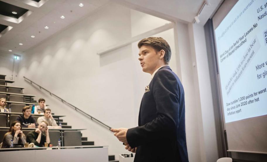 Jacob Hvidberg Falkencrone fra Danske Bank taler til et Executive Education event