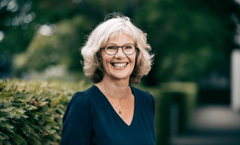 Portræt af professor ved Institut for Business Humaniora og Jura, Jane Bolander i grønne omgivelser