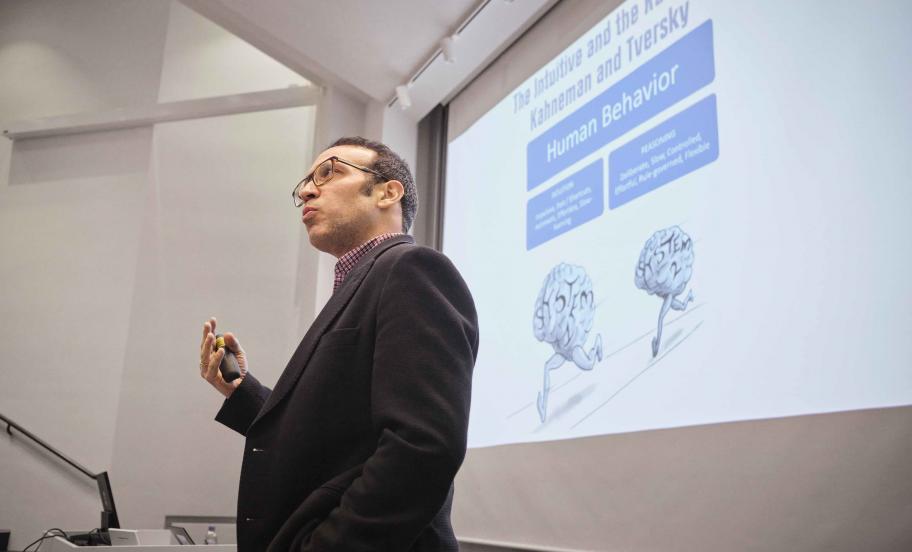 Jimmy Martinez-Correa holder et oplæg ved Executive Education eventet Behavioural Investing