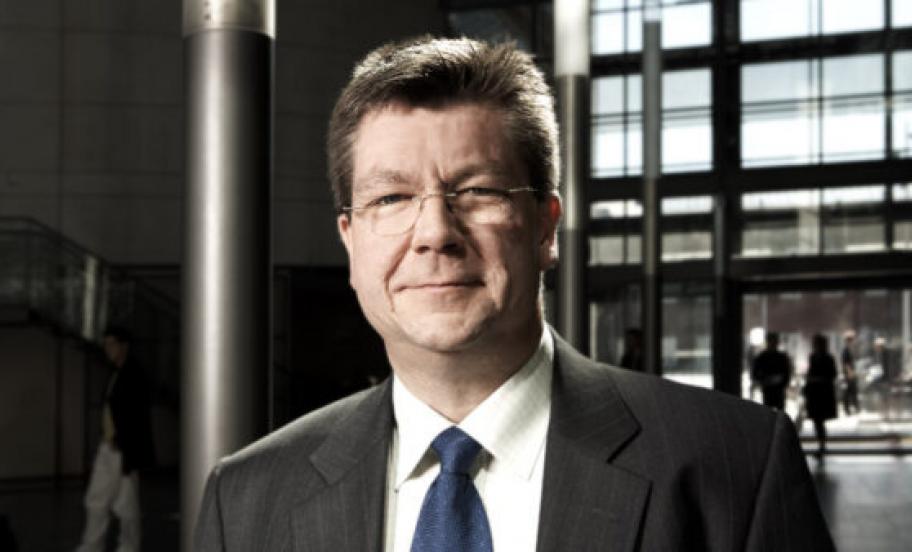 Portræt af lektor ved Institut for Afsætningsøkonomi, Mogens Bjerre i moderne indendørs miljø