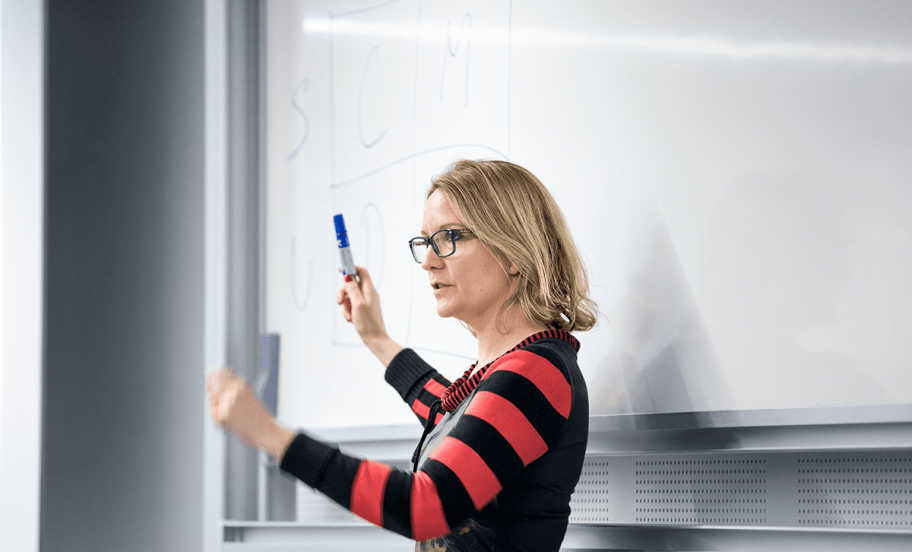 Professor ved Institut for Business Humaniora og Jura, Sara Louise Muhr taler ved tavle
