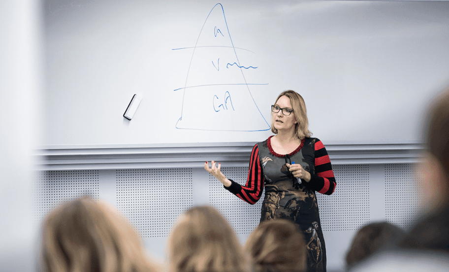 Professor ved Institut for Business Humaniora og Jura, Sara Louise Muhr underviser ved tavlen