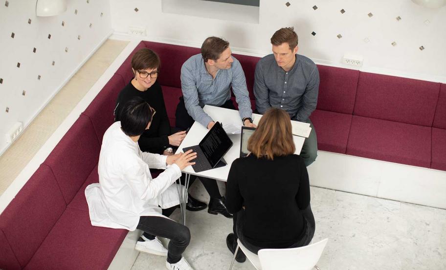 MMD studerende laver gruppearbejde set oppefra
