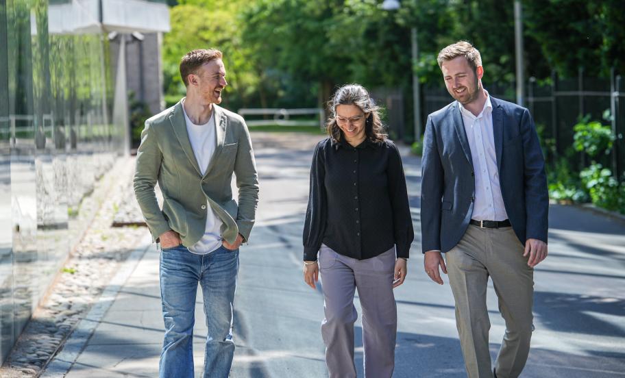 MBA and EMBA participants during walk and talk 