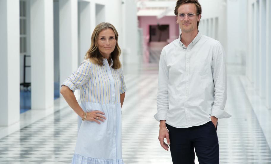 Portræt af to alumner fra MMD