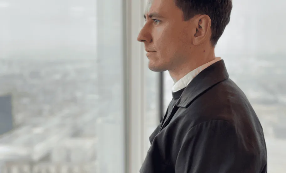 Image of Bjoern Zabell looking out a window