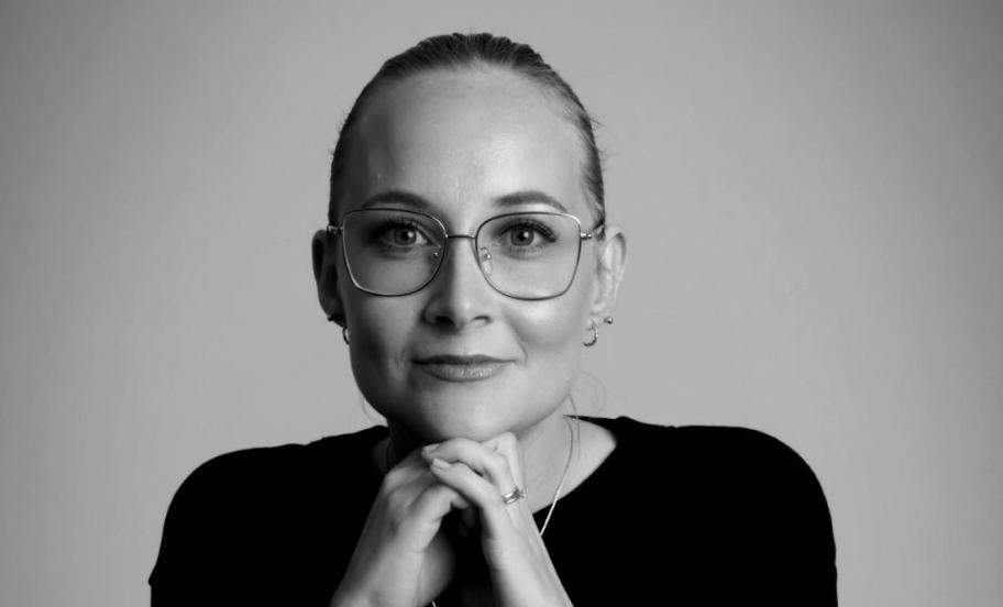 Portræt af Cecilie Steenbuch Traberg, psykolog og adjunkt på CBS, Institut for Digitalisering