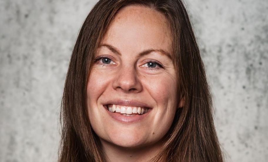 Portræt af Denise Goldby, Head of Sustainability hos Solar Danmark og HD & Executive MBA alumne fra CBS