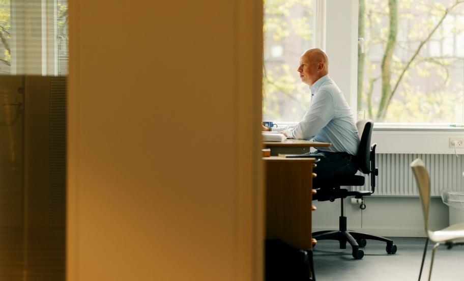 Man sidder på kontorplads og arbejder