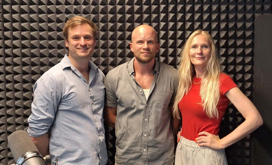 Tobias Berggren Jensen interviewer Malene Andersen og Andreas Pinstrup i podcasten Vejen til medledelse
