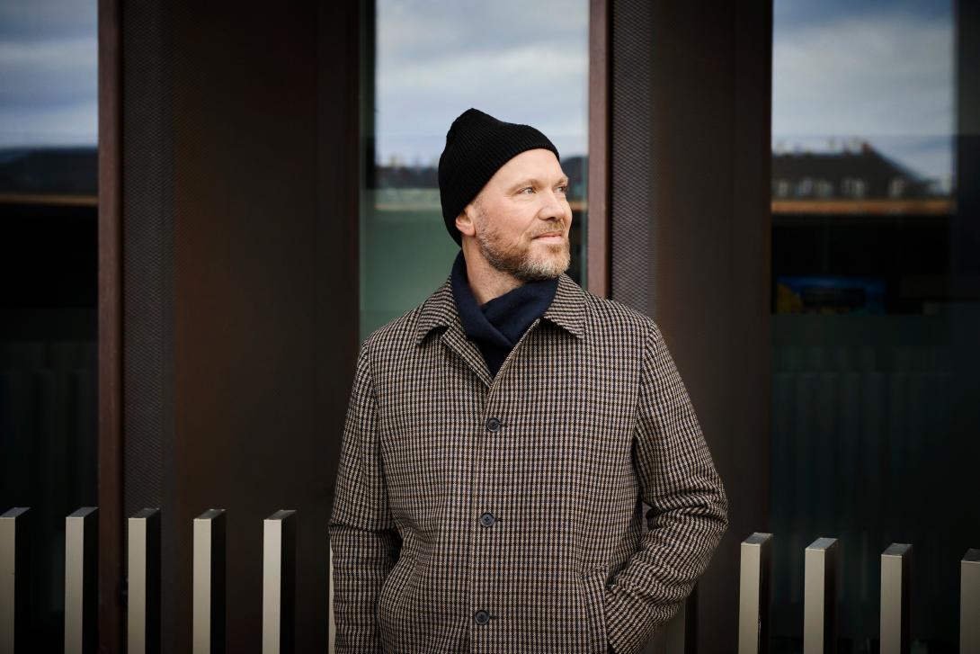 Portrait of Thomas Poulsen in front of a modern office facade