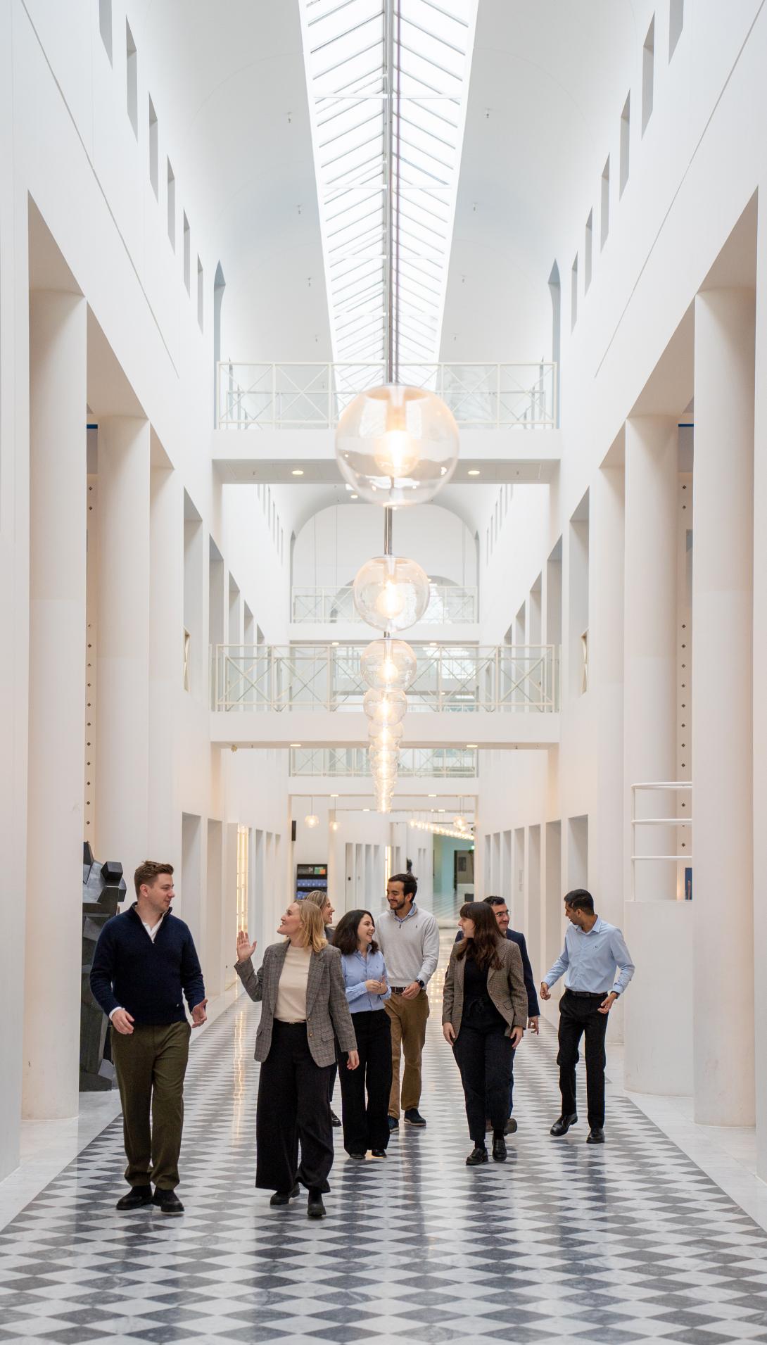 Image of MBA partcipants walking down the hallway at Dalgas Have CBS campus